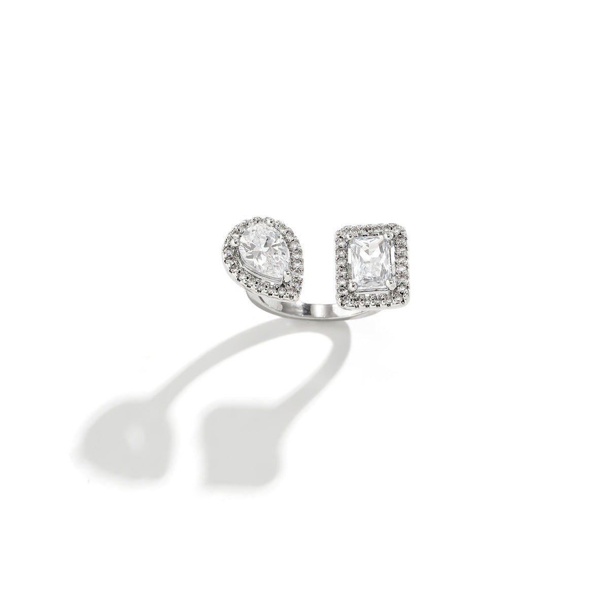 Anello vintage da donna in lega con forma a goccia d'acqua, intarsiato con strass pavé e design a catena asimmetrica