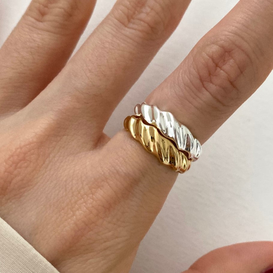 Anillo de Plata de Ley 925 Curva Natural Geométrica Minimalista con Acabado Chapado