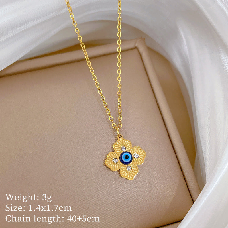 Collana con ciondolo a forma di occhio di trifoglio in stile cartone animato per donne e uomini in acciaio al titanio placcato oro, catena delicata per clavicola