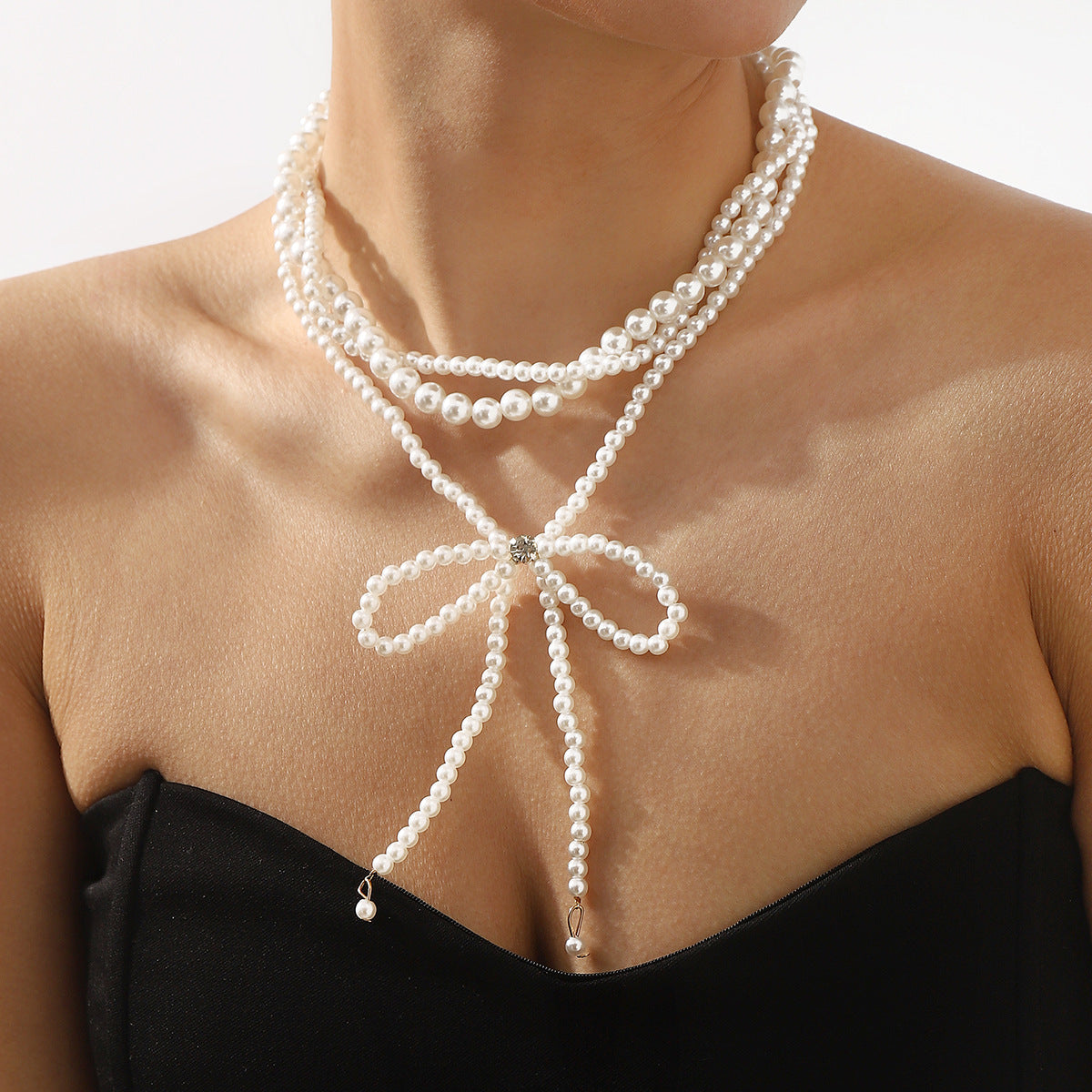 Elegante collana a strati con fiocco e finte perle su catena di perle da donna