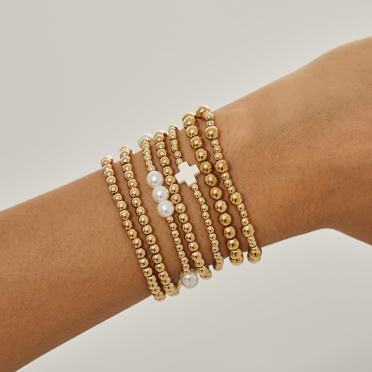 Bracciale da donna elastico in perline Bohemien con stella e croce, impreziosito da perle sintetiche e design irregolare
