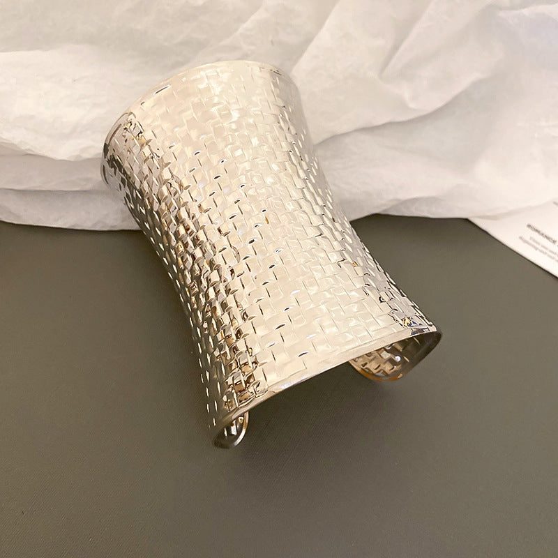 Pulsera de metal con patrón de cuadrícula geométrica de tono frío minimalista con acabado galvanizado para mujer
