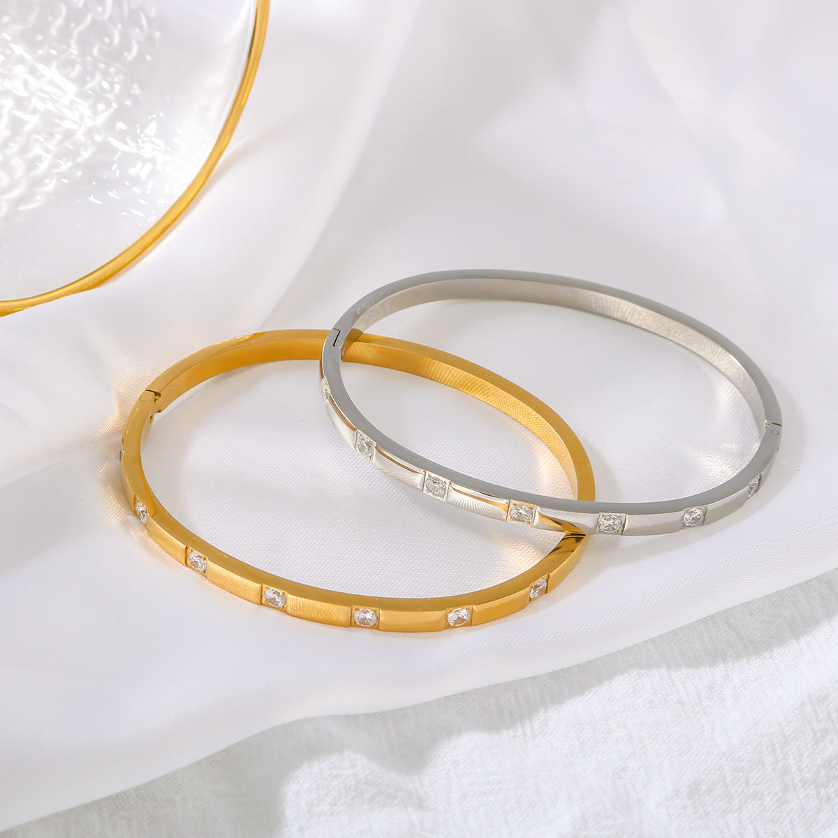 Fashionable 18K Gold Plated Stainless Steel Bracelet with White Round Zircon Irregular Design for Women