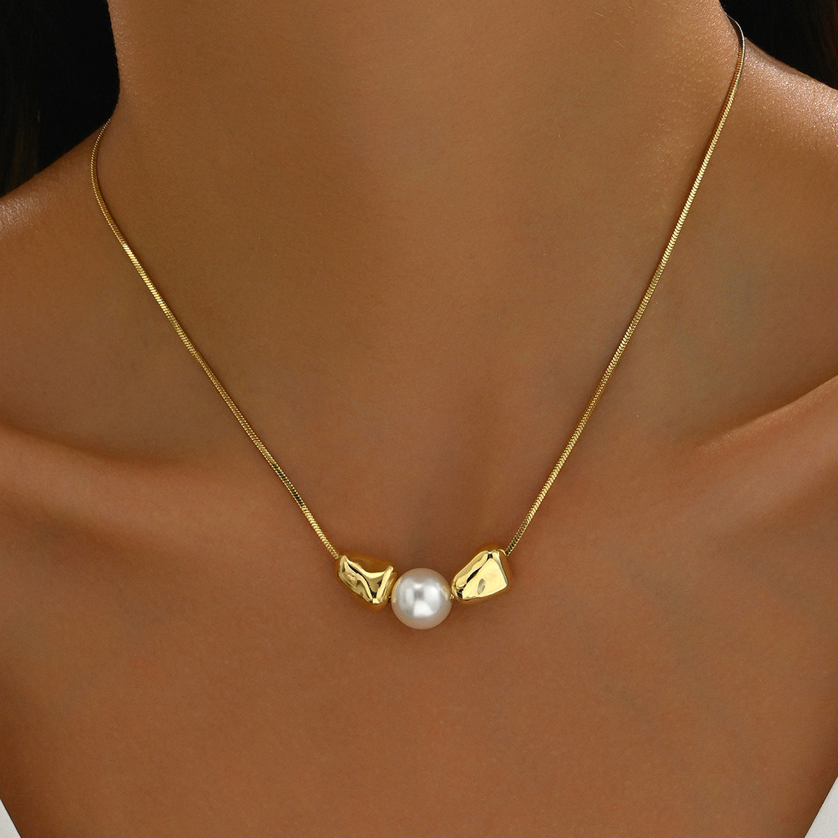 Collar con colgante geométrico minimalista para mujer con incrustaciones de perlas y cadena de cobre