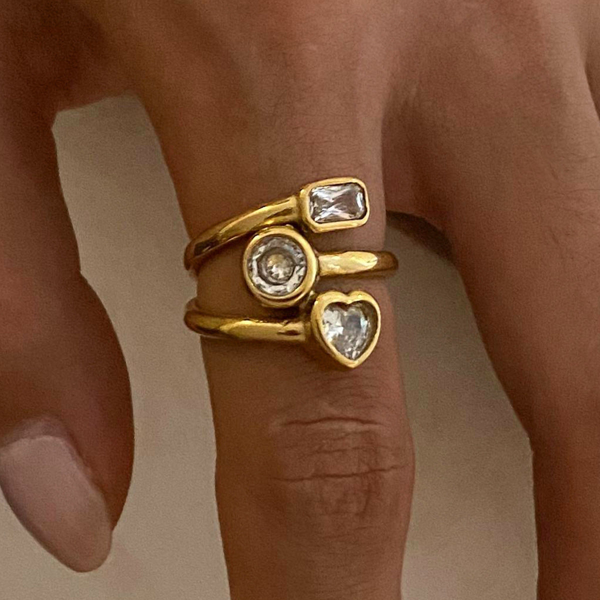 Fashionable Heart-Shaped Titanium Steel Ring with Zircon Inlay and Plated Finish for Women