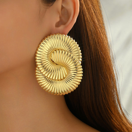Pendientes geométricos de aleación de zinc galvanizados para mujer con diseño de textura curva atrevida y estilo chic minimalista