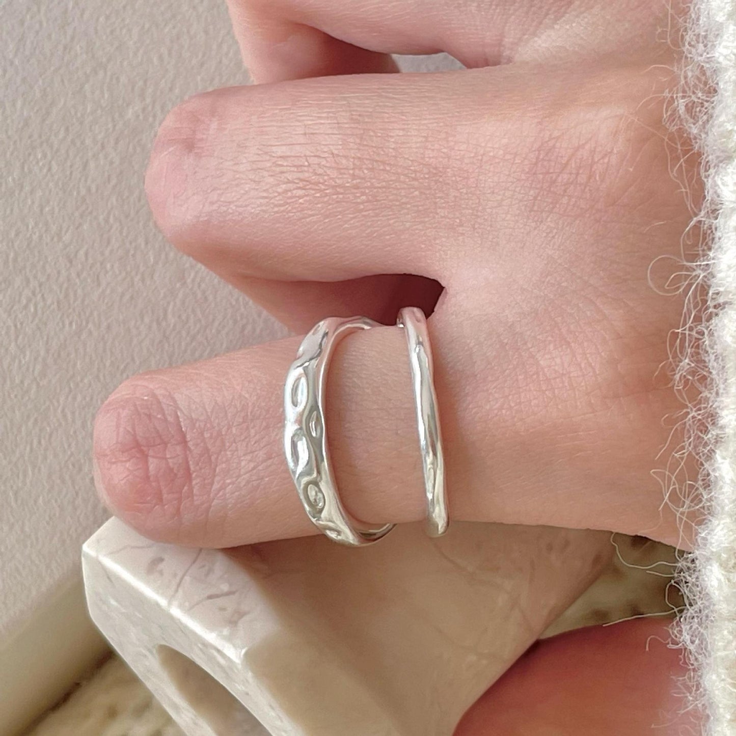 Anello da donna minimalista a linea geometrica placcato in argento sterling 925