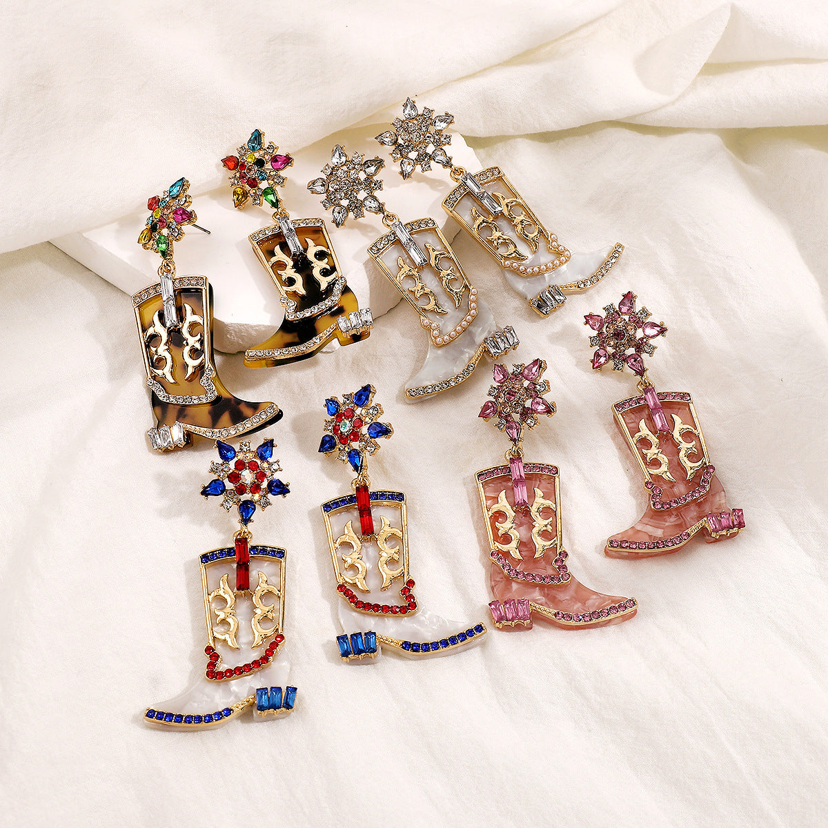 Pendientes de aleación con forma de bota vaquera, dulces y atrevidos, con incrustaciones de diamantes de imitación y acabado esmaltado para mujer