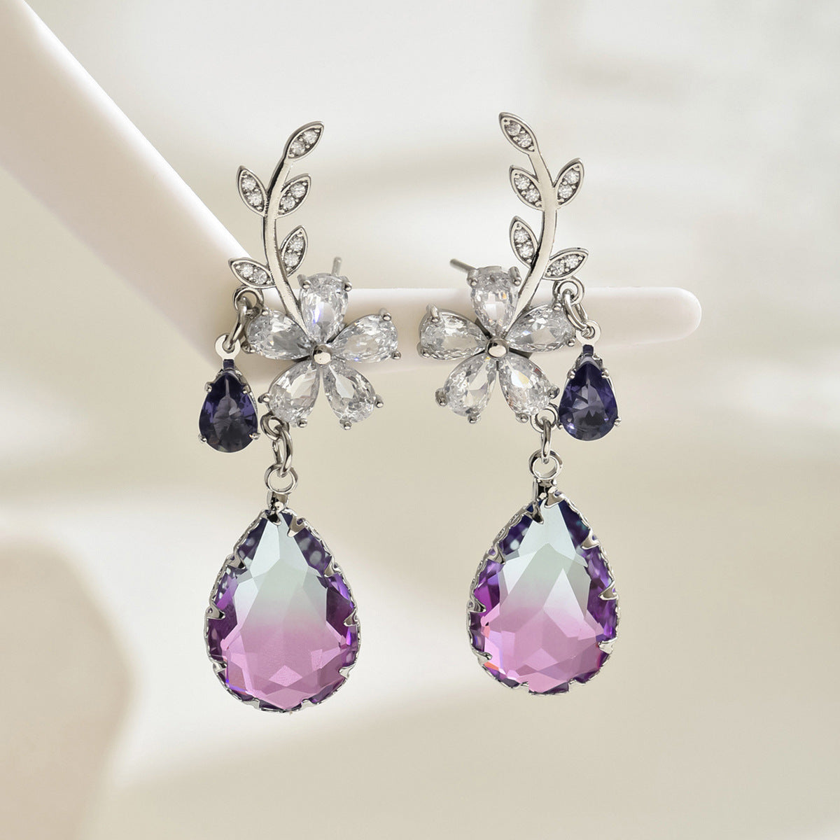 Aretes rústicos de flor y espiga de trigo para mujer con incrustaciones de circonita en base de cobre y postes de acero inoxidable