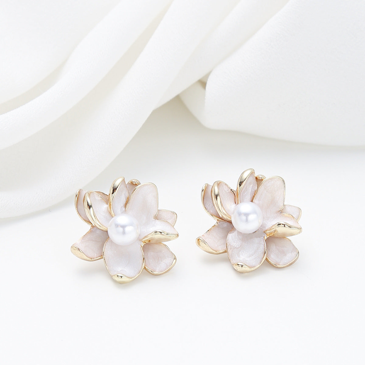 Pendientes de tuerca florales minimalistas con incrustaciones de perlas en aleación de metal para mujer