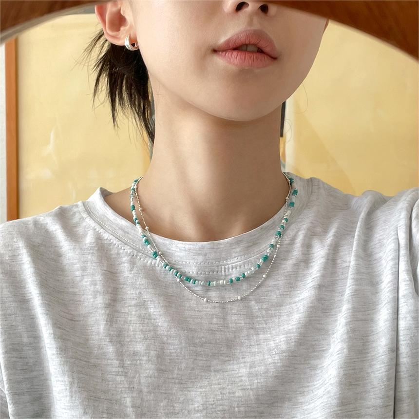 Collana con ciondolo minimalista irregolare in argento sterling 925 con perle arcobaleno bianche