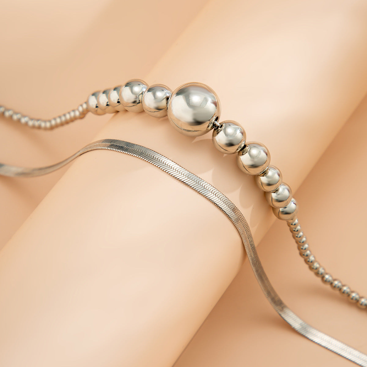 Collana Minimalista a Doppio Strato con Catenina a Serpente e Perline Rotonde Geometriche per Donna con Metallo Placcato e Ciondolo in Resina