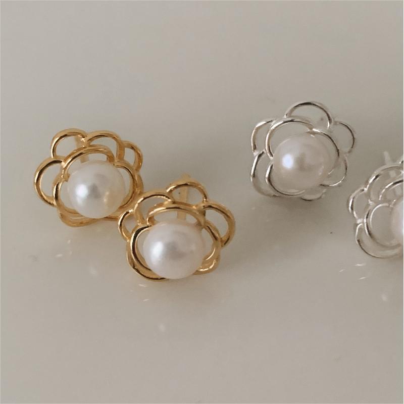 Pendientes de botón minimalistas con perlas florales en plata de ley 925 con baño de oro