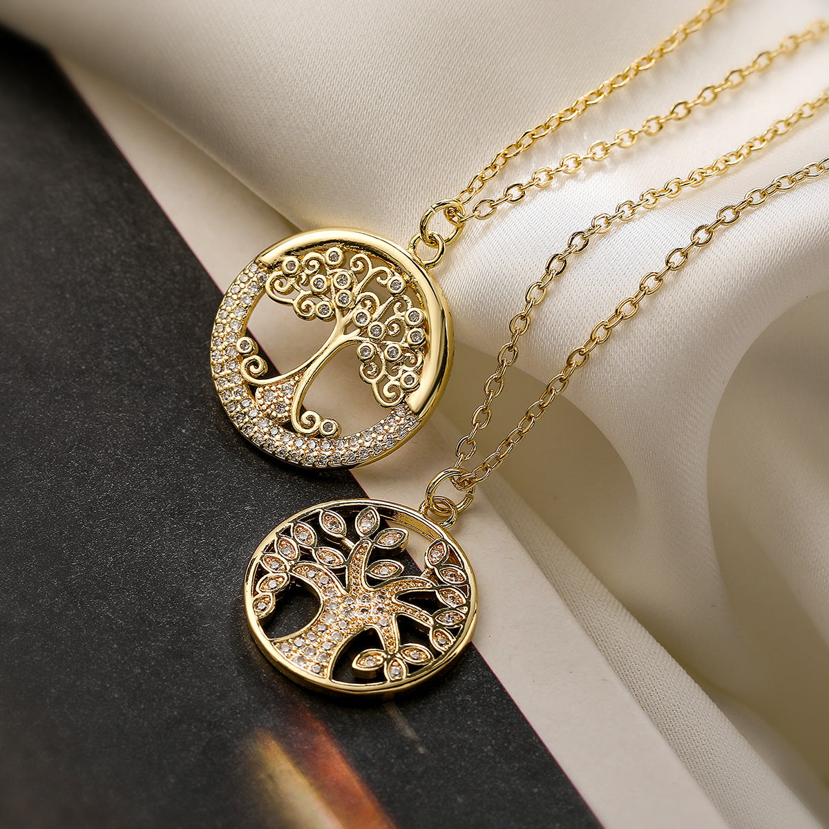 Collana con Ciondolo Albero della Vita Geometrico Minimalista da Donna in Rame con Placcatura in Oro 18K e Intarsio di Zirconi