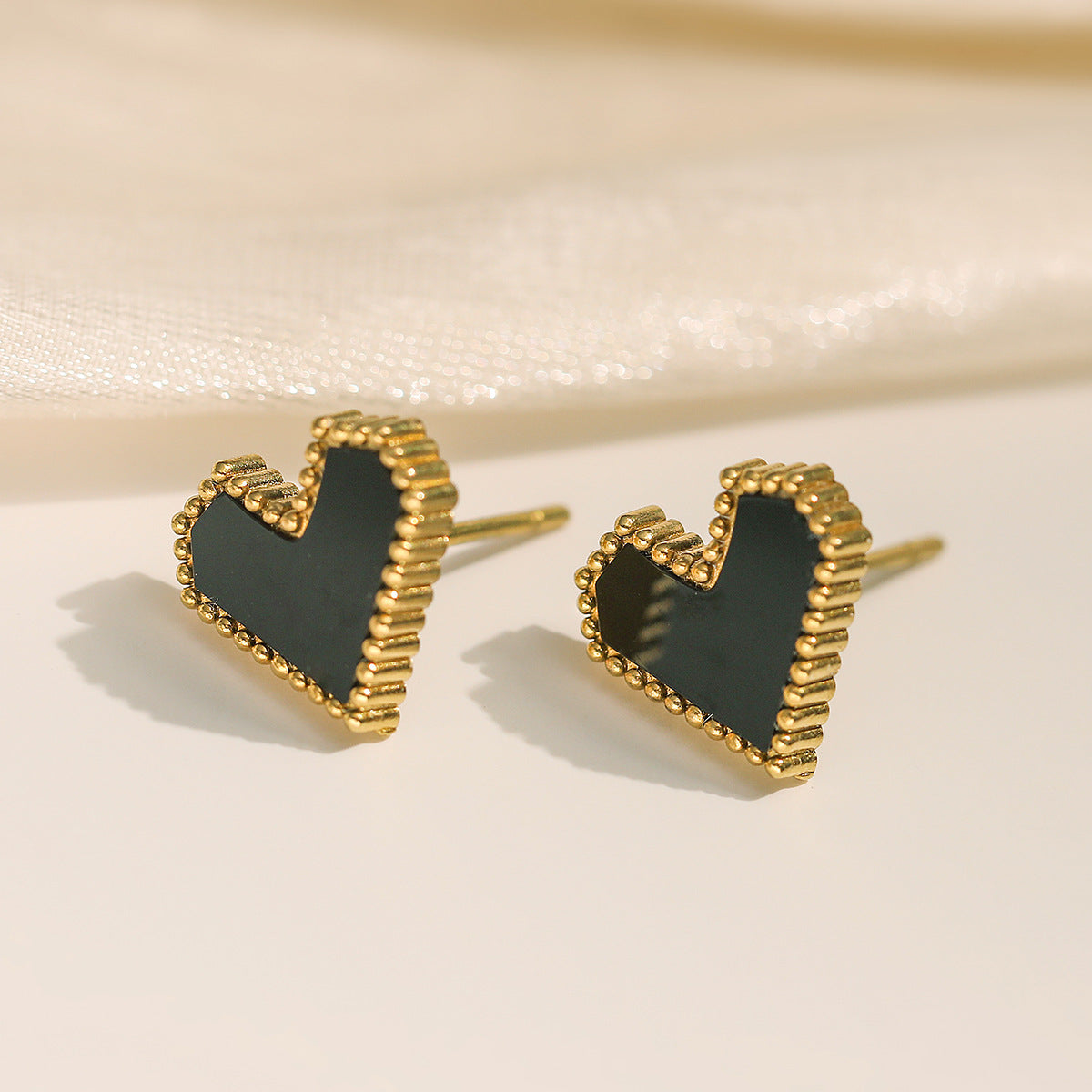 Orecchini a perno a cuore da donna in acciaio inossidabile placcato oro 18 carati con micro pavé minimalista alla moda