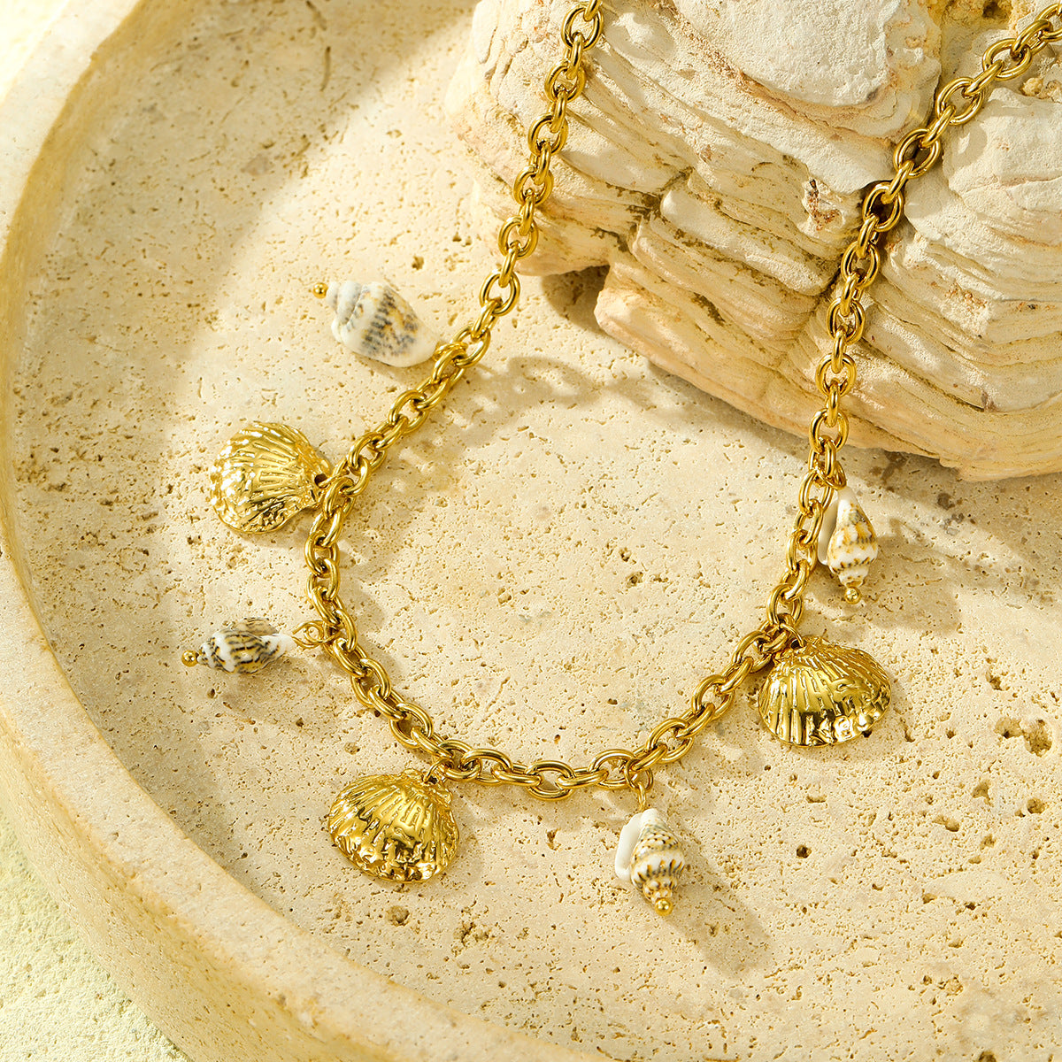 Collar con colgante de concha marina natural inspirado en el océano de acero de titanio con chapado en oro de 18 quilates para mujer