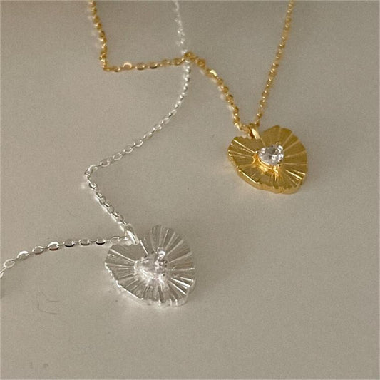 Collar con colgante de corazón arrugado minimalista de plata de ley 925 con incrustaciones de diamantes de imitación en cadena de cruz