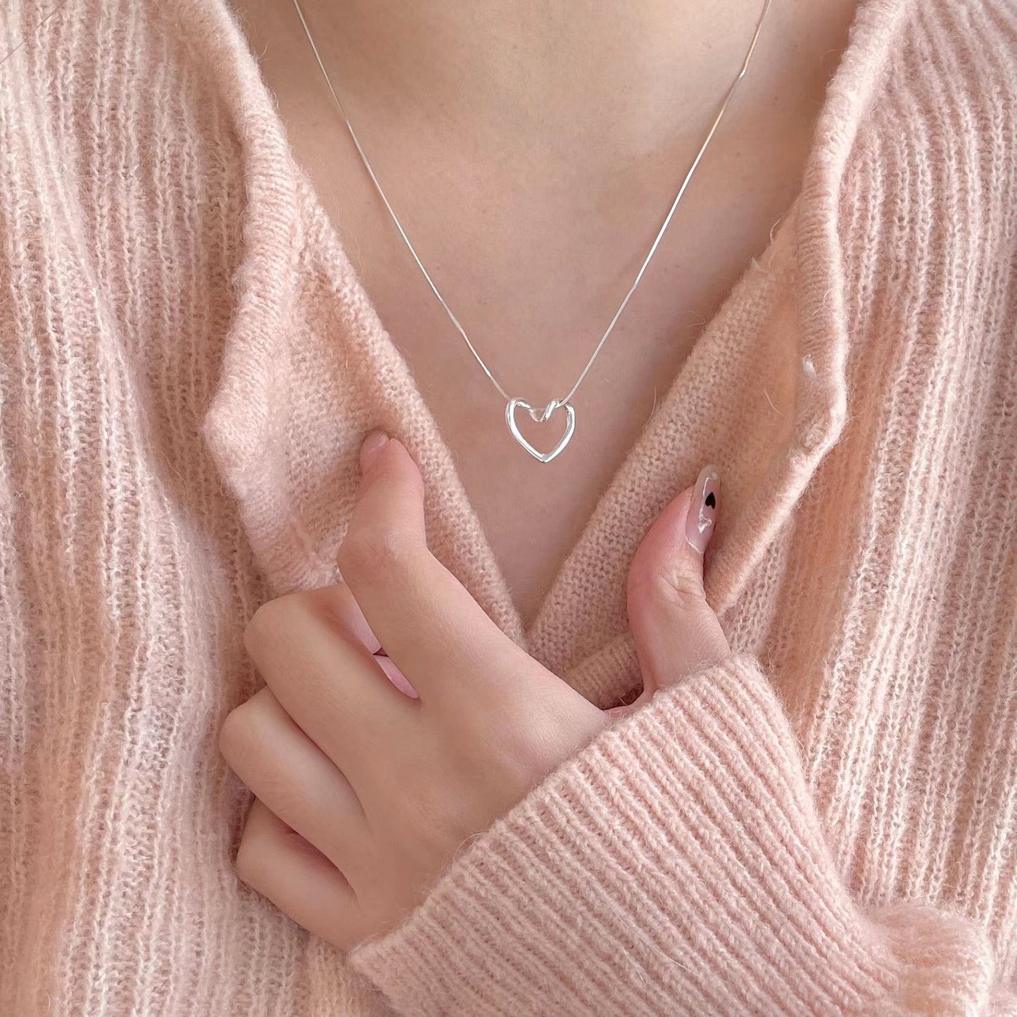 Collana a serpente minimalista a forma di cuore in argento sterling 925 con finitura galvanica e accento geometrico
