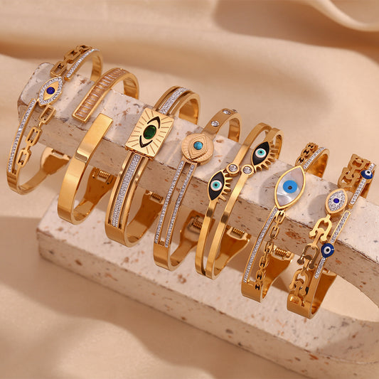 Pulsera Minimalista de Acero Inoxidable a la Moda con Baño de Oro de 18K y Amuleto de Ojo Turco Microengarzado en Cierre de Resorte