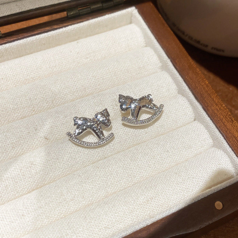 Pendientes Minimalistas de Lujo con Colgante de Caballo en Cobre Bañado con Postes de Plata 925 para Uso Diario en Oficina Elegante para Mujer