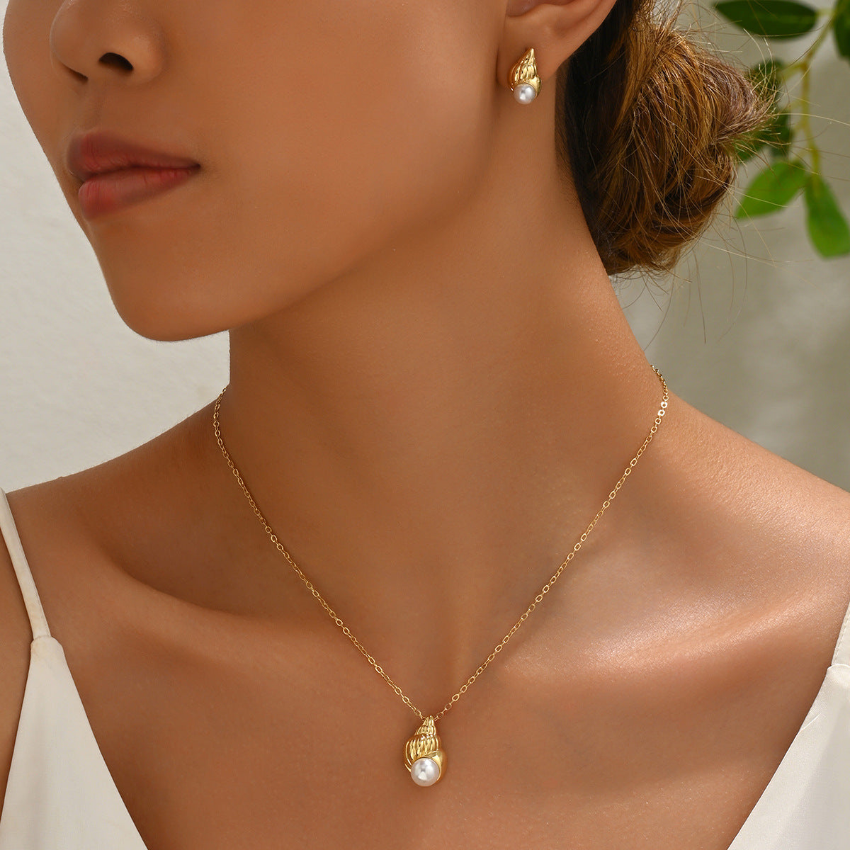 Conjunto de Collar y Pendientes de Mujer Inspirado en el Océano con Colgante de Concha Marina, Incrustaciones de Perlas, Material de Aleación, Estilo Casual de Moda
