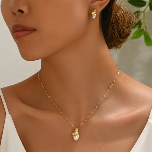 Set di collana e orecchini da donna ispirato all'oceano con ciondolo a conchiglia, intarsio di perle, materiale in lega, stile casual alla moda