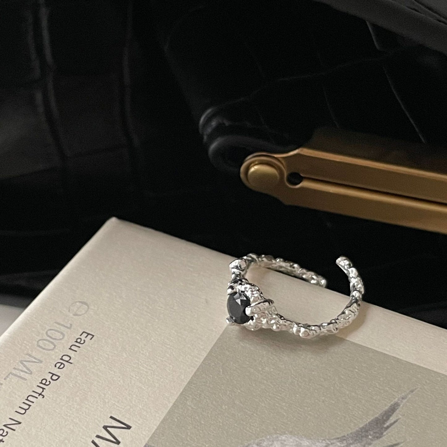 Anello Casual in Argento Sterling 925 Lucidato con Diamante Nero Geometrico e Design Aperto a Trama Astratta
