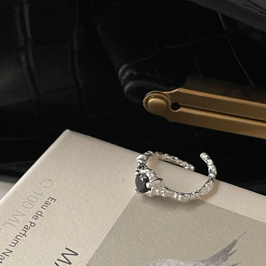 Anillo de plata de ley 925 pulido geométrico con diamante negro y diseño abierto de textura abstracta, casual