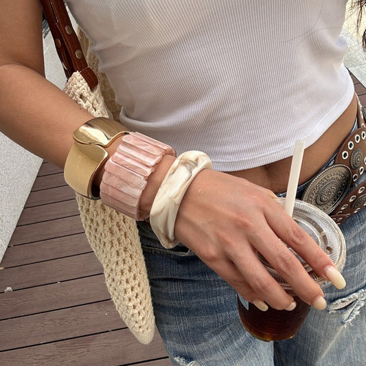 Bracciale da donna a polsino aperto in resina rosa con sfumatura geometrica a goccia d'olio