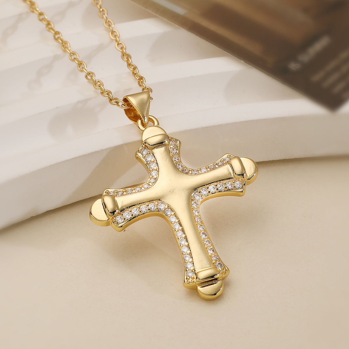 Collana con Pendente a Croce Minimalista da Donna con Rame Placcato Oro e Intarsio in Zirconi su Catena Delicata