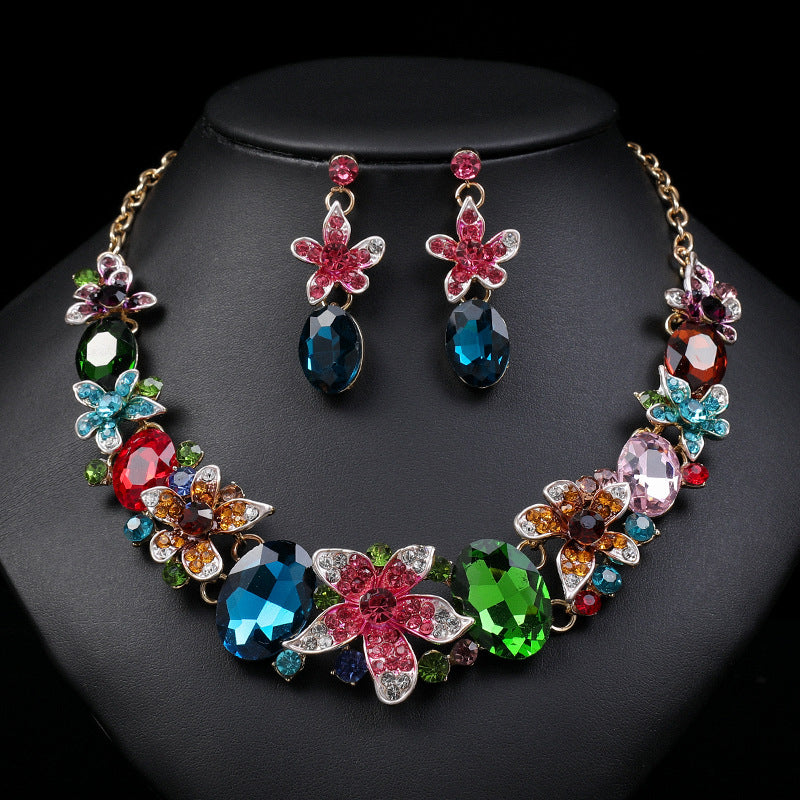 Parure di collana e orecchini ovale floreale vintage in lega con strass e finitura placcata oro