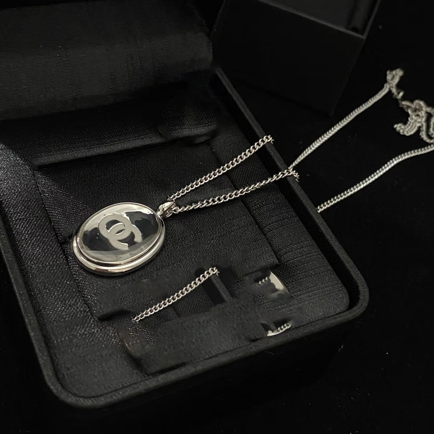 Anello da donna in ottone placcato oro con smalto a forma di lettera ovale di lusso