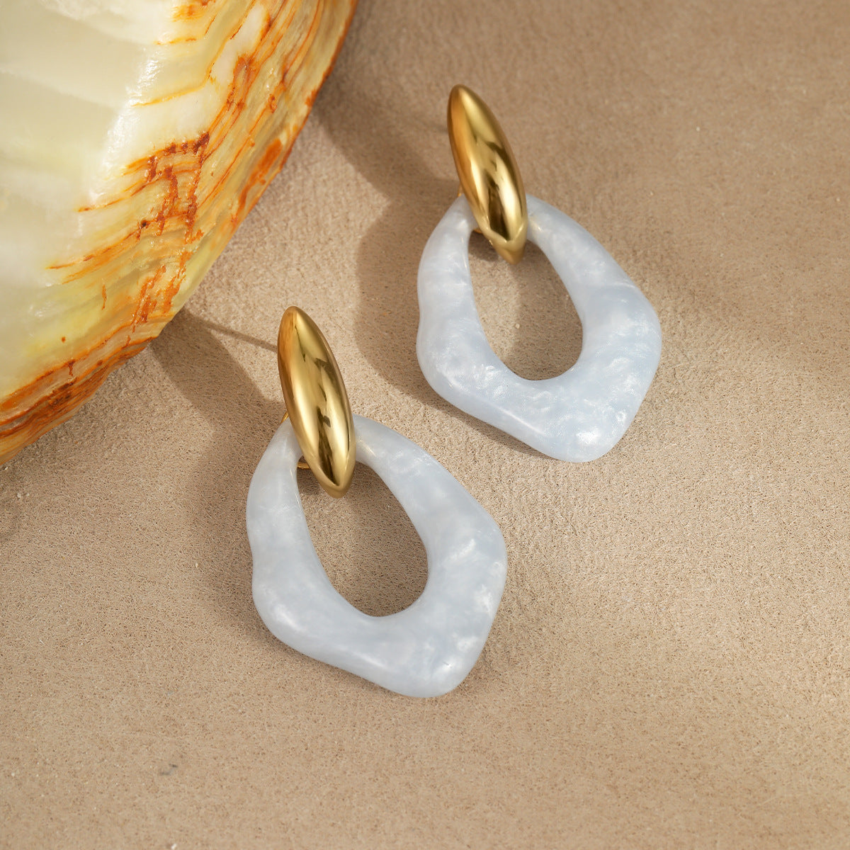 Aretes Minimalistas Geométricos de Acero Inoxidable Bañados en Oro con Acentos de Resina Pastel para Mujer