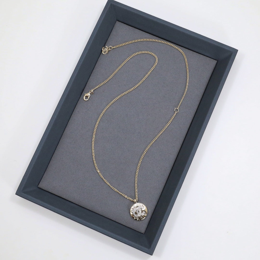 Aretes de lujo elegantes redondos con letras, chapados en oro, circonitas, con postes de plata de ley 925 para mujer