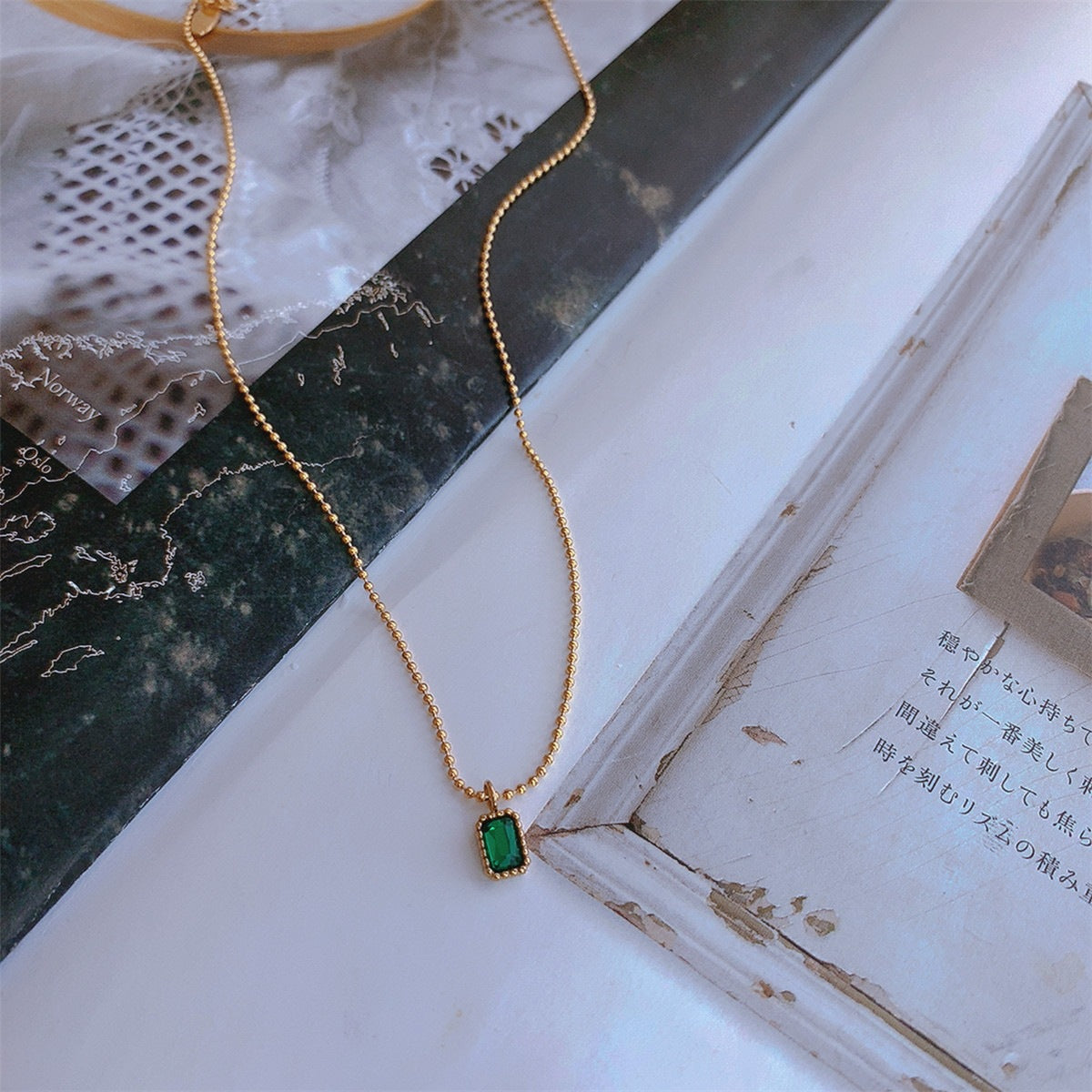 Collana da donna minimalista con perline geometriche in zirconia verde smeraldo, placcata in acciaio al titanio, delicata catena per clavicola