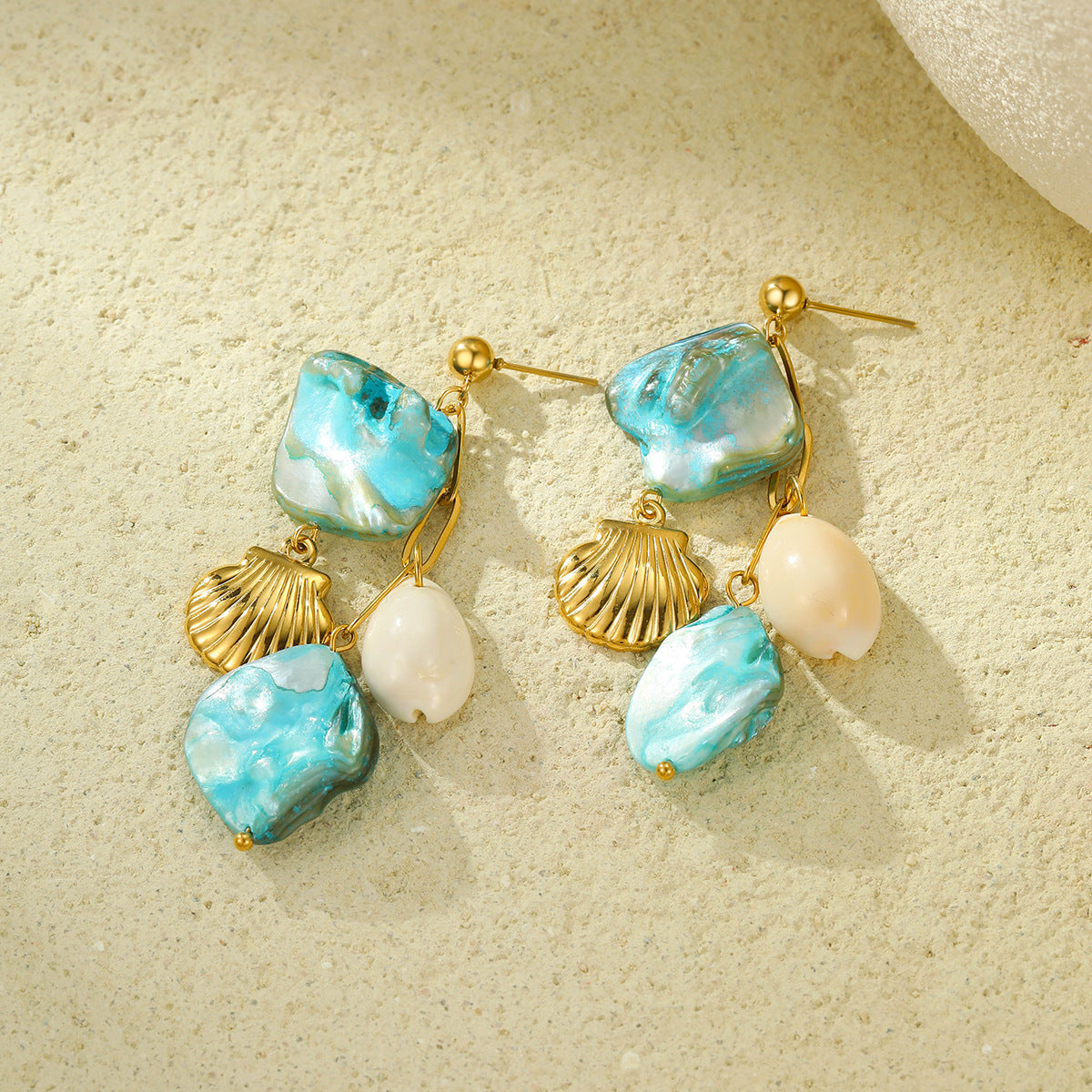 Pendientes de borlas de conchas marinas de color turquesa con estilo playero para mujer en acero de titanio con acabado chapado