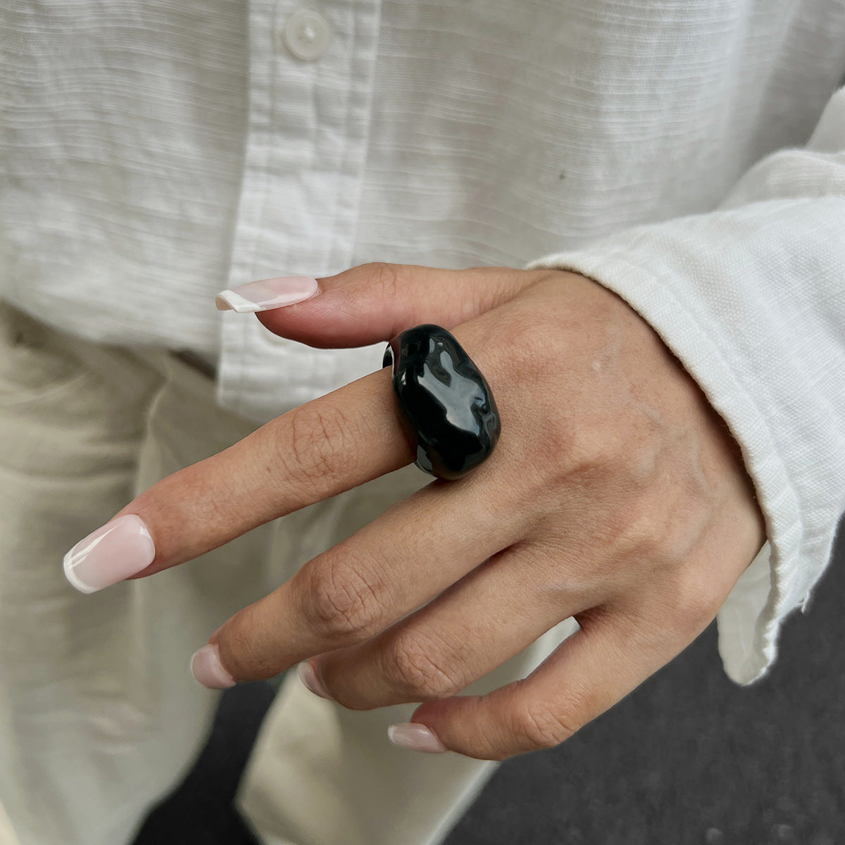 Anello da donna in resina geometrico minimalista con effetto marmorizzato e finitura epossidica lucida