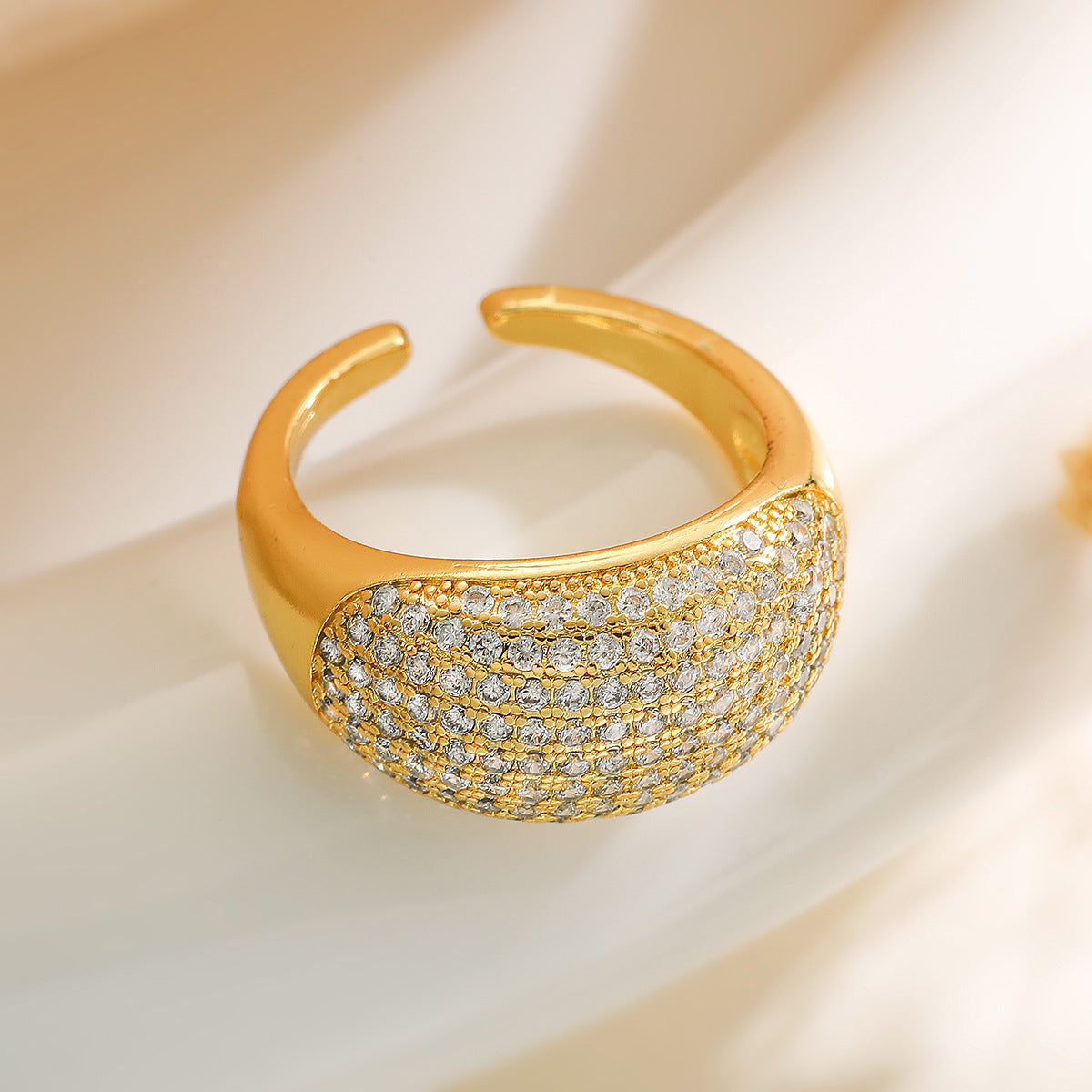 Anello Aperto Geometrico Minimalista da Donna in Ottone Placcato Oro 18K con Intarsio di Zirconi