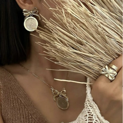 Collana geometrica in lega con fiocco e perle imitate, catena placcata per donna