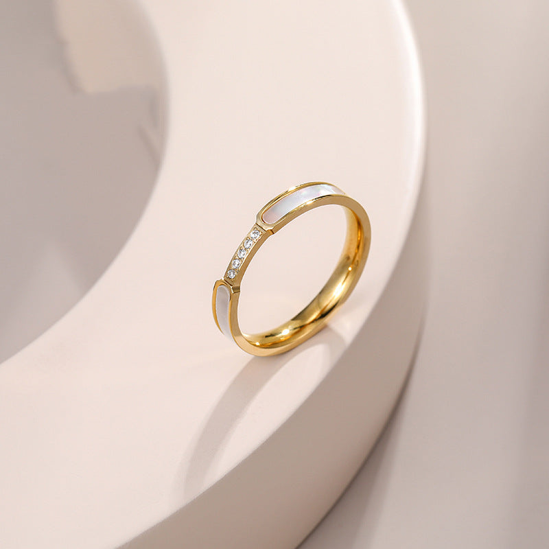 Anello Minimalista Geometrico in Acciaio al Titanio Placcato Oro Rosa con Intarsio in Madreperla per Donna