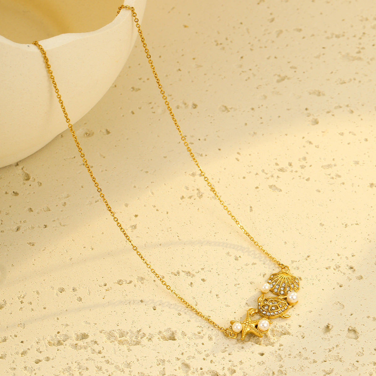 Collana con pendente a tema oceano a forma di stella marina e tartaruga da donna in acciaio inossidabile con intarsi in strass e conchiglia, finitura placcata, catena a clavicola delicata