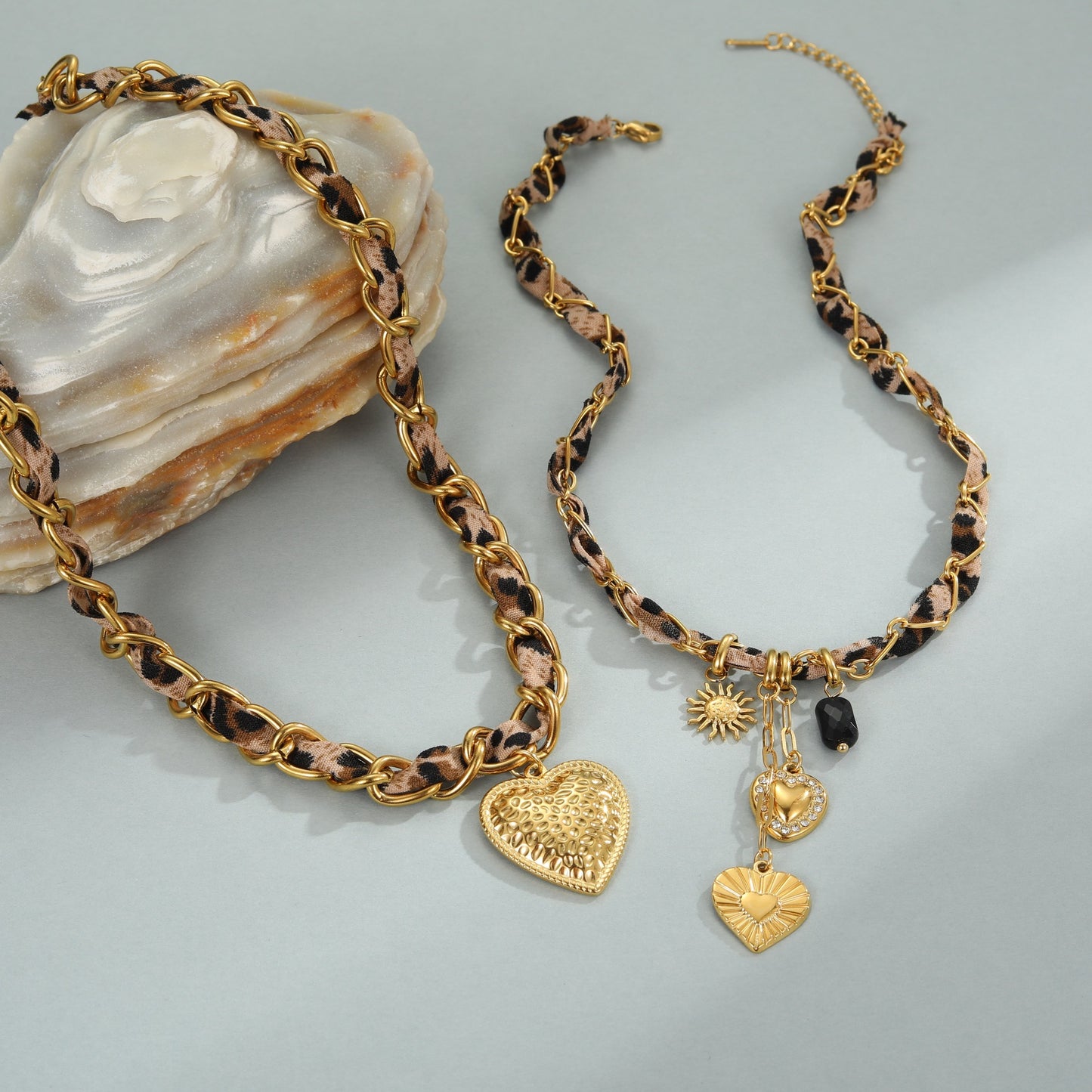 Collana con Pendente a Cuore a Stampa Leopardata alla Moda in Acciaio Inossidabile con Placcatura in Oro 18K da Donna