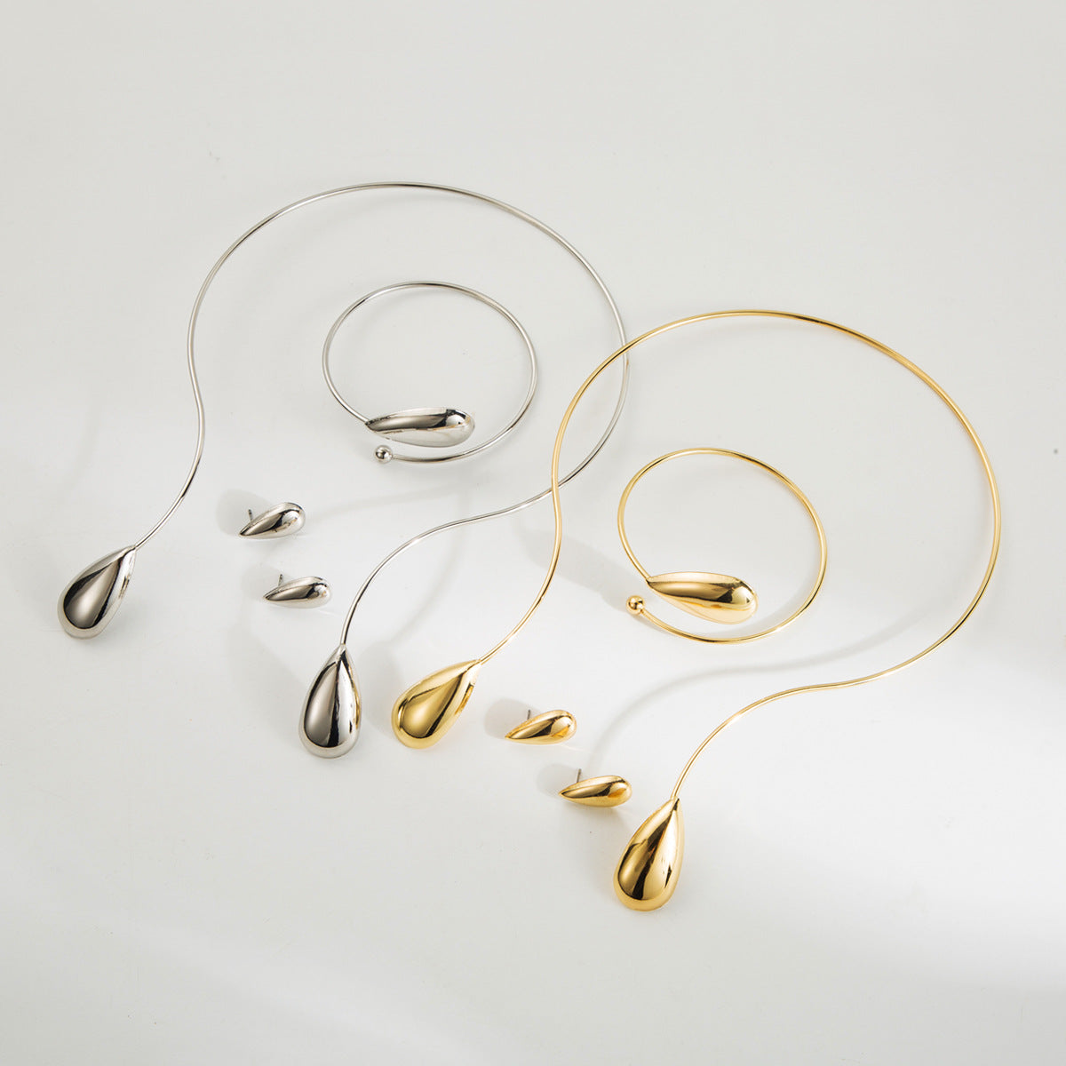 Juego de gargantilla, pulsera y pendientes metálicos geométricos minimalistas en forma de lágrima con acabado galvanizado para mujer