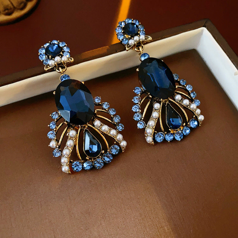 Orecchini floreali e a foglia vintage con finitura smaltata, perle imitate e strass, perni in acciaio inossidabile, design geometrico rotondo da donna