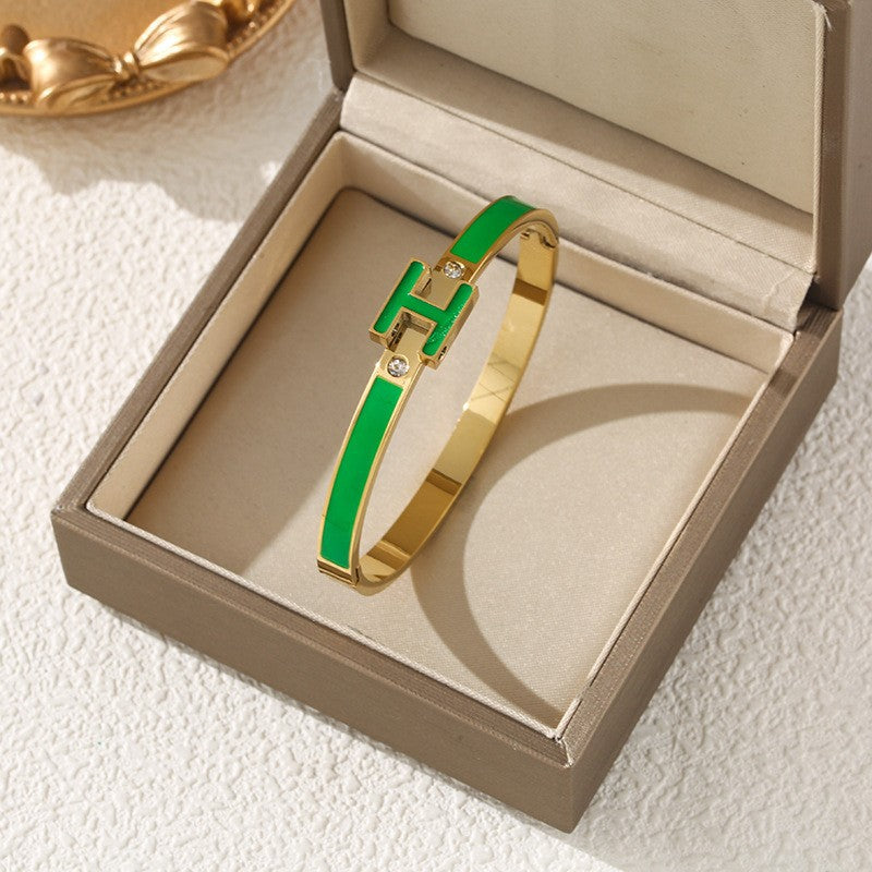Bracciale Minimalista in Acciaio Inossidabile da Donna con Placcatura in Acciaio al Titanio e Intarsio di Strass a Forma Geometrica Ovale