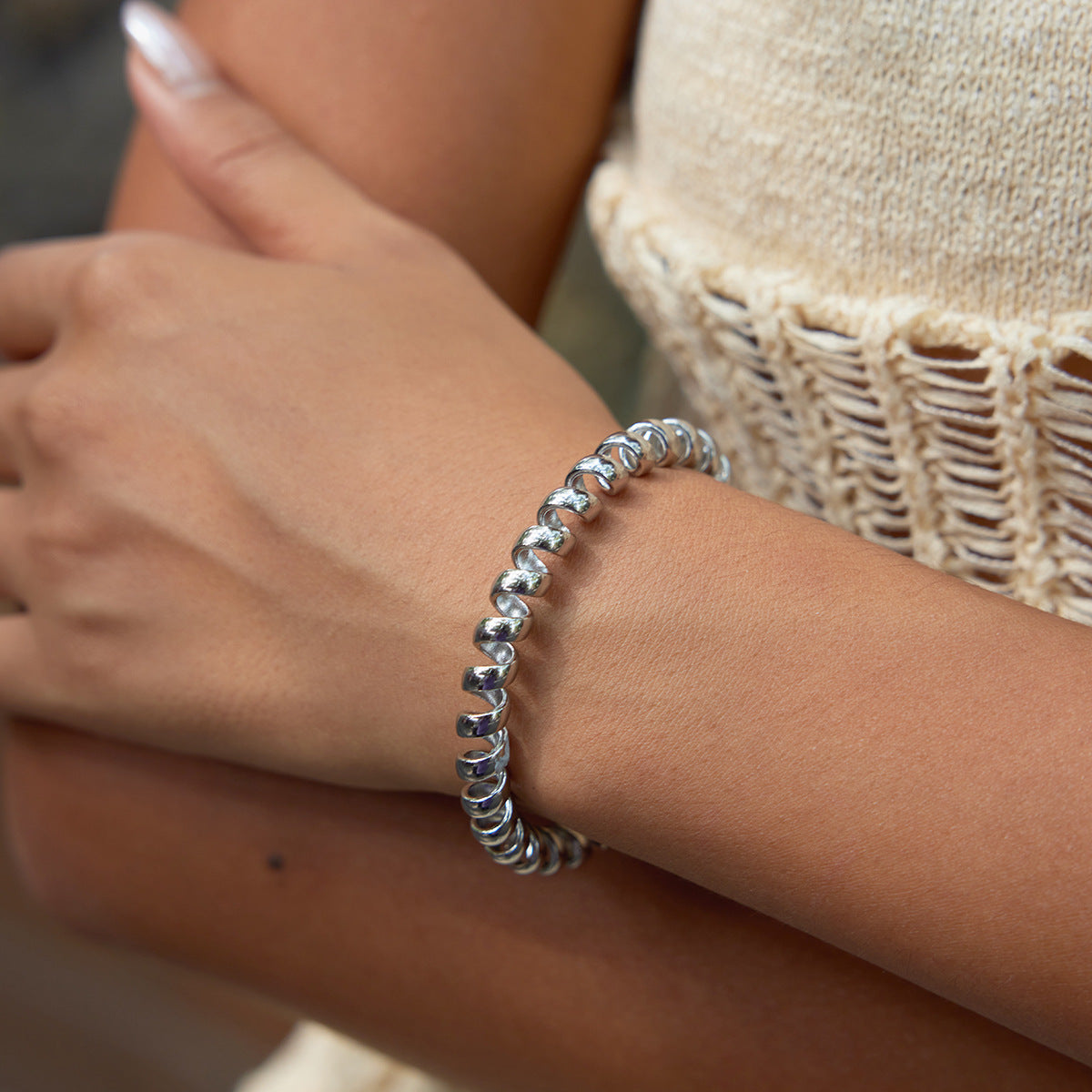 Pulsera rígida abierta geométrica de acero de titanio con diseño de cable de teléfono, accesorio de moda de acero inoxidable electrochapado para mujer