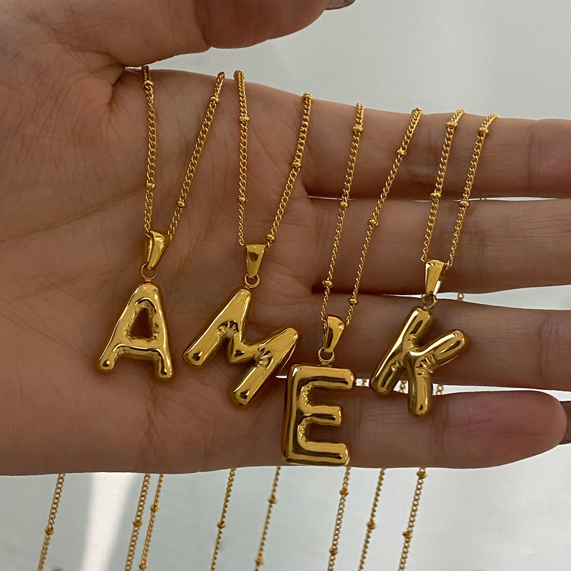Collana con ciondolo geometrico minimale in acciaio inossidabile con charm in acciaio al titanio e finitura placcata per donna