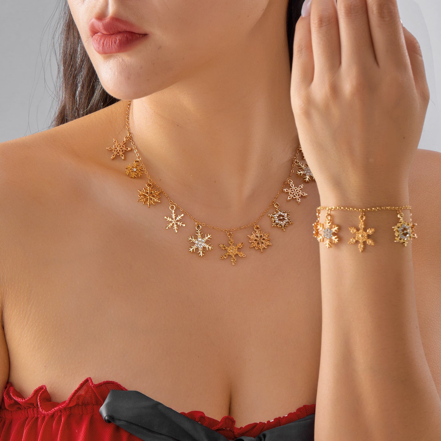 Dulce y Atrevido Set de Colgantes Navideños con Dijes de Copo de Nieve, Ciervo, Muñeco de Nieve y Árbol, Cadena Electrochapada de Aleación de Zinc, Joyería Unisex