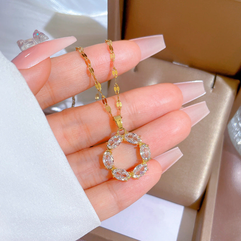 Collana Pendente Minimalista da Donna in Acciaio al Titanio con Forma ad Anello Geometrico e Intarsio di Zirconi