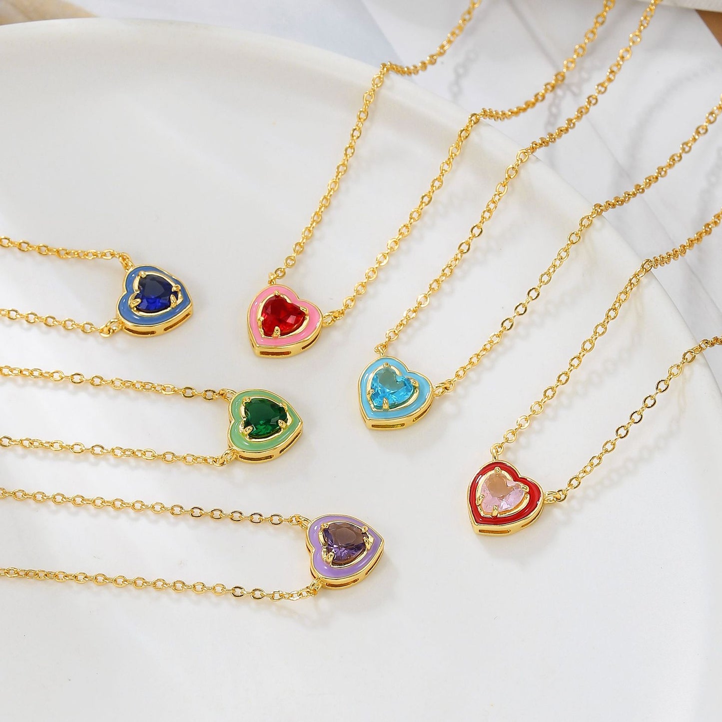 Elegante collana a cuore minimalista in rame con placcatura in oro vero e ciondolo in zirconia cubica su catena a maglie per donna